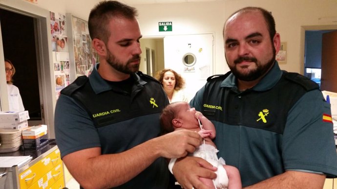 La Guardia Civil rescata a un bebé de la basura
