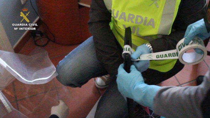 La Guardia Civil precinta un portátil del implicado por hackeo de páginas web