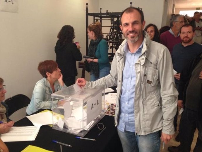 Biel Barceló en la votación para presentarse con Podem al 20D