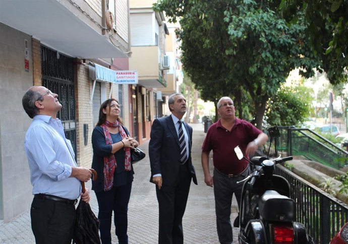 El concejal Juan Manuel Flores visita el barrio El Trébol de Sevilla