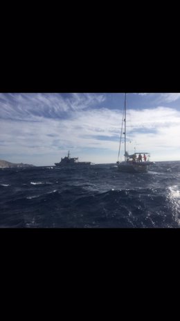 El BAM Tornado auxilia a un velero en la costa de Almería