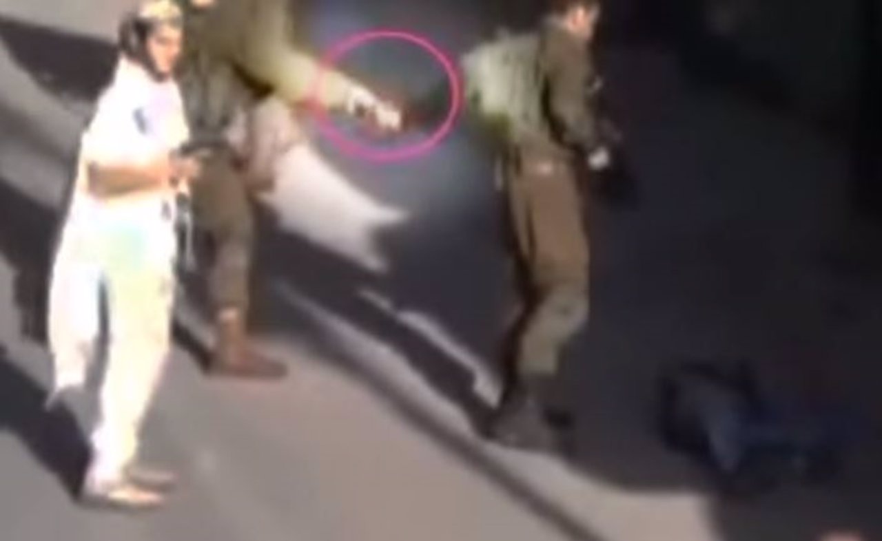 Soldados israelíes colocan un cuchillo junto al cadáver de un joven palestino