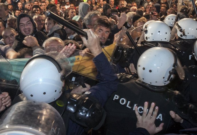 Riot policeman hits Montenegro's opposition leader Nebojsa Medojevic with a bato