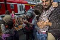 Refugiados que se reencuentran con sus familias tras perderse en Europa