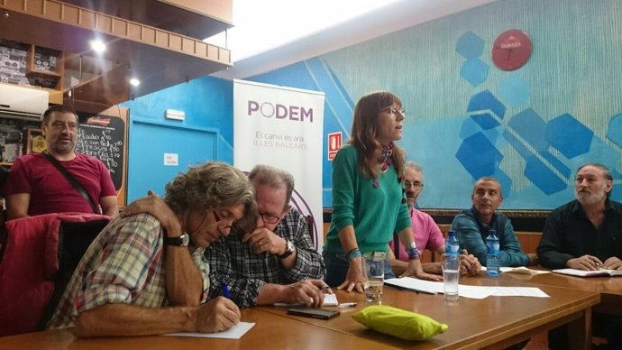 La secretaria política de Podem, Laura Camargo, durante una asamblea