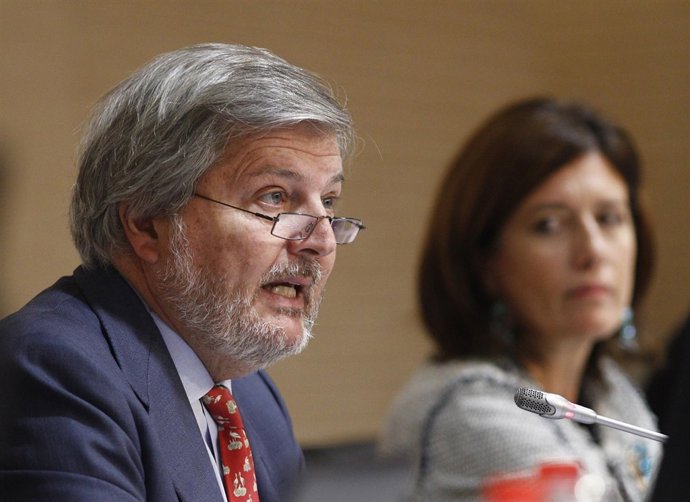 El ministro de Educación, Cultura y Deporte, Íñigo Méndez de Vigo, y Mar España