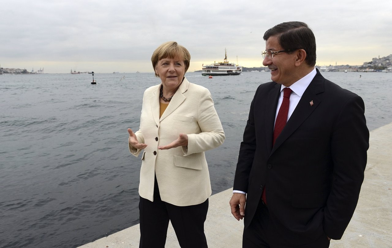 Primer ministro Ahmed Davutoglu y canciller alemana Angela Merkel