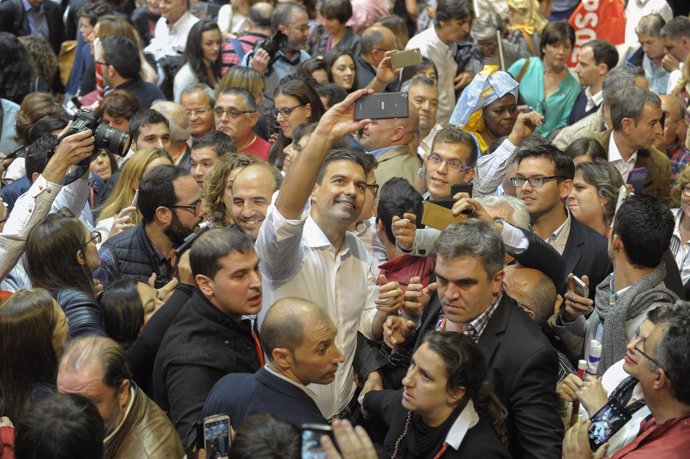 Pedro Sánchez se fotografía con militantes tras el mitin