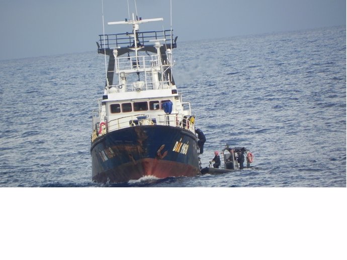 Tripulantes del 'Centinela' prestan auxilio a un marinero español