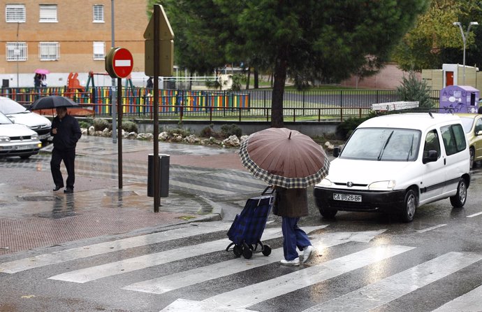 Gente con paraguas.