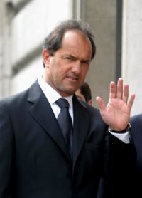 Scioli podría ganar la presidencia en primera vuelta, según dos encuestas