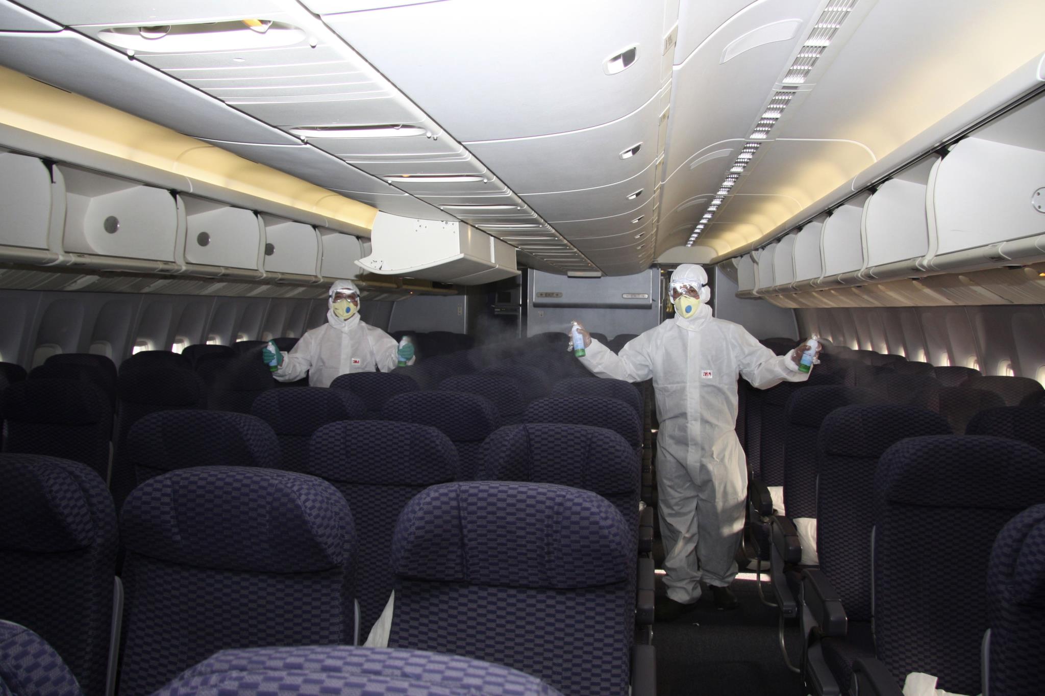 Dos personas en un avión