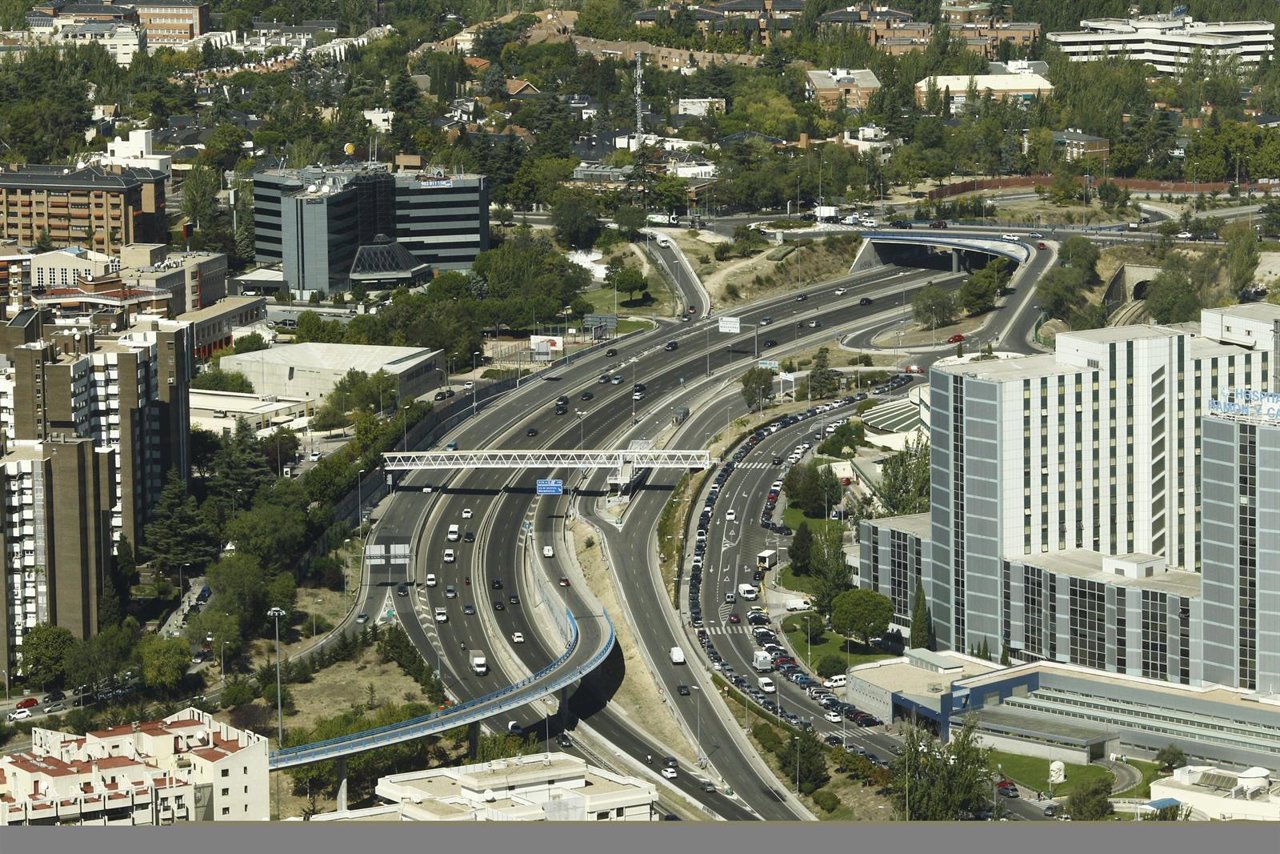Edificios de Madrid desde el aire, tráfico, coches, circulación, seguridad vial