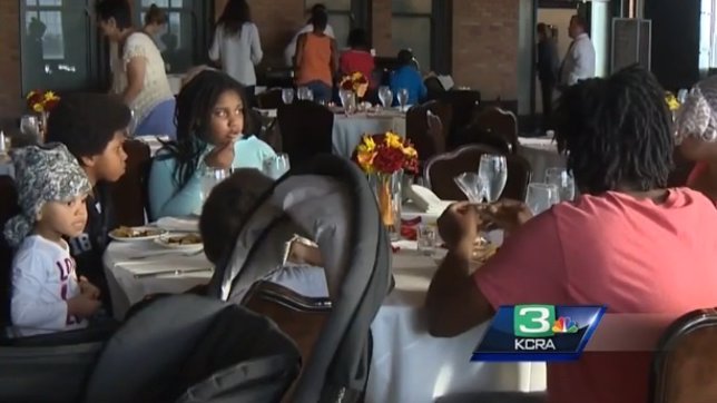 Personas sin hogar degustan un banquete de bodas