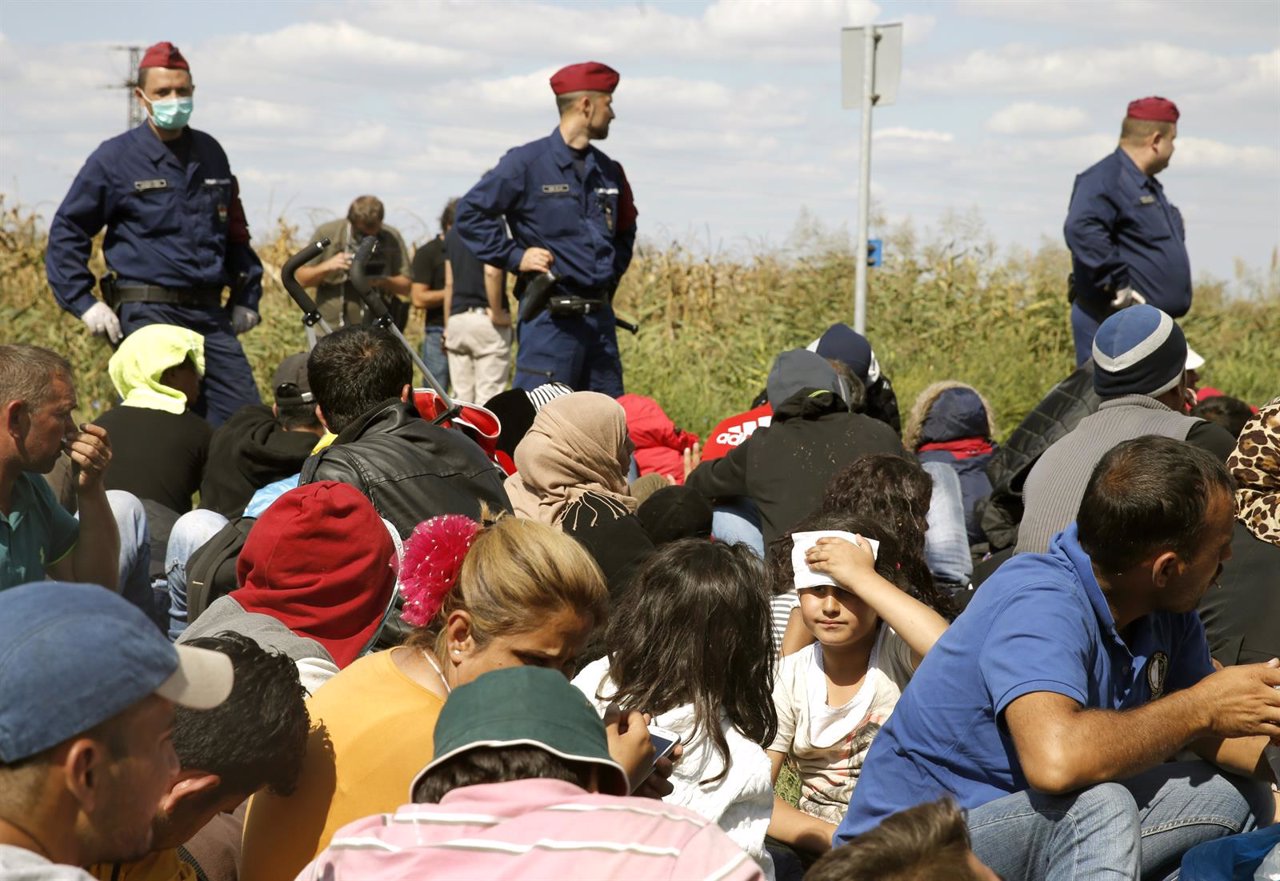 Policías y refugiados en la frontera de Hungría