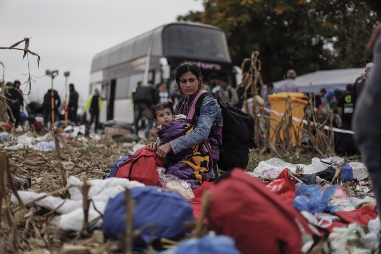 Una familia siria espera para cruzar la frontera entre Serbia y Croacia