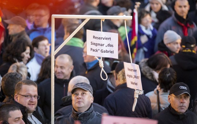 Manifestantes en una protesta contra refugiados, organizada por PEGIDA