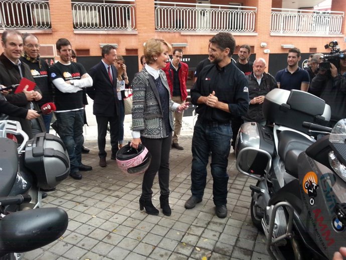 Esperanza Aguirre con los moteros