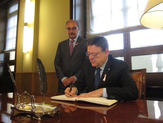 Ximo Puig firmando en el libro de honor del Gobierno de Aragón