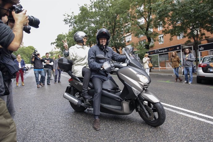 Esperanza Aguirre en moto