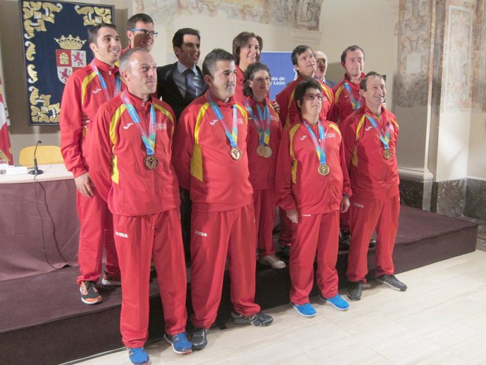 García Cirac y Lahuerta con los medallistas en los Special Olympics 2015