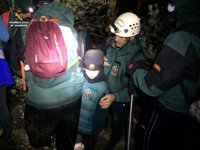 Rescatados cuatro niños y seis adultos enriscados en Sierra Nevada
