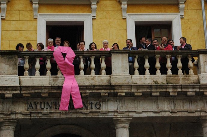 Colocación del lazo en el Ayuntamiento
