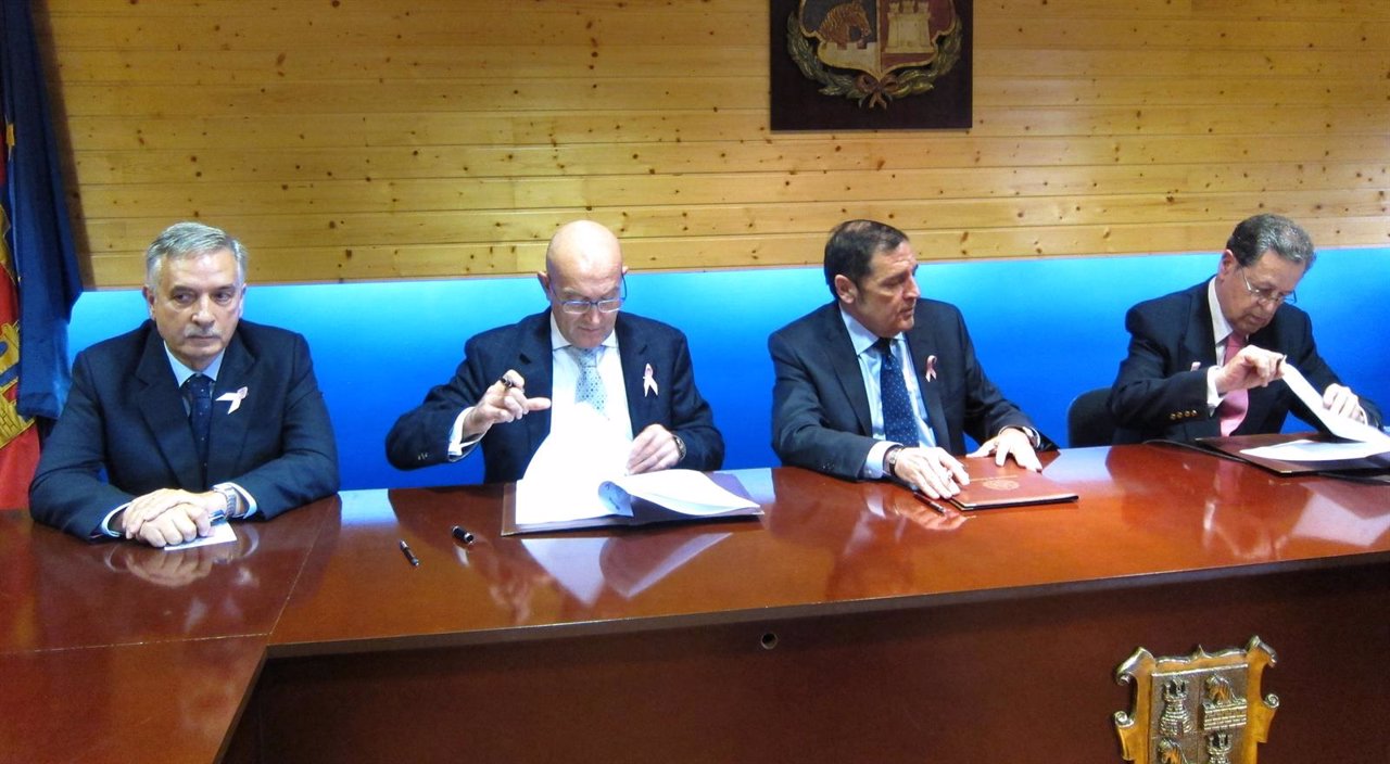 Firma del convenio en el Ayuntamiento de Medina de Rioseco