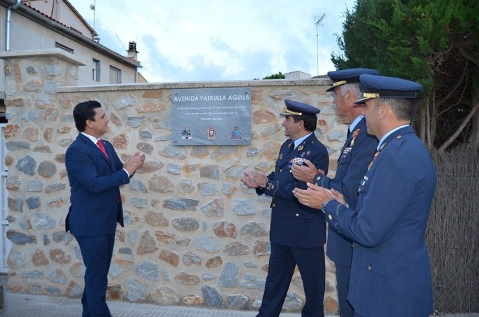 Descubrimiento de la placa dedicada a la Patrulla Águila