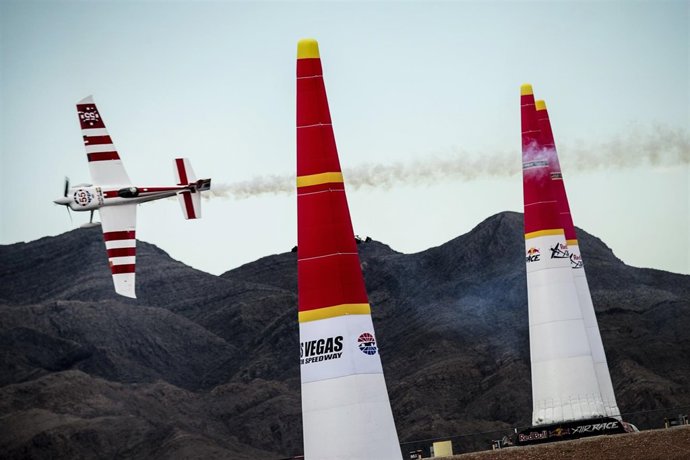 Paul Bonhomme, campeón del mundo Air Race 2015 de vuelo acrobático