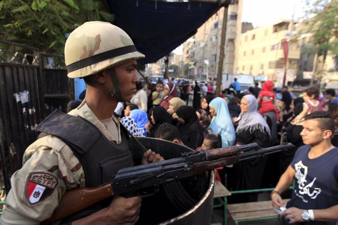 Un militar vigila uno de los centros de votación en las elecciones egipcias