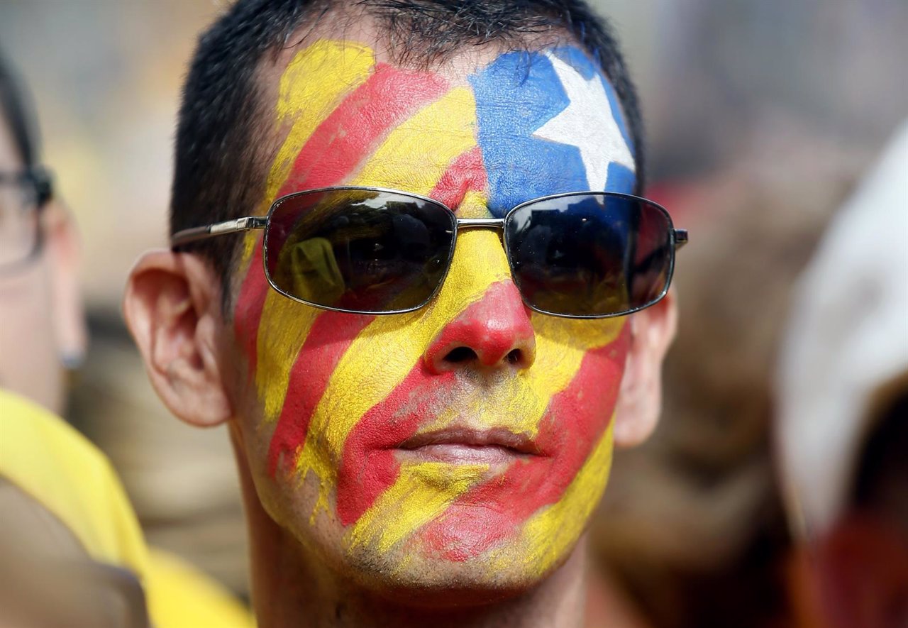 Aficionado con la bandera estelada pintada en la cara