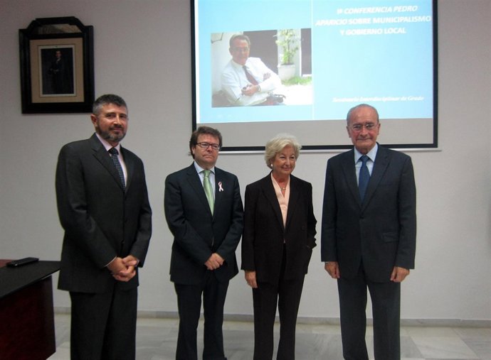 El decano de Derecho,Juan José Hinojosa, viuda de Pedro Aparicio y De la Torre