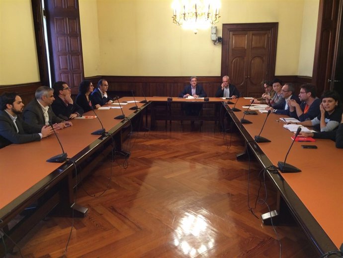 Reunión este lunes en el Parlament