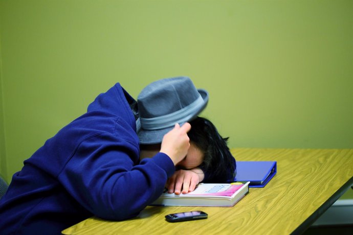 Los adolescentes con un horario irregular de sueño tienen peor rendimiento