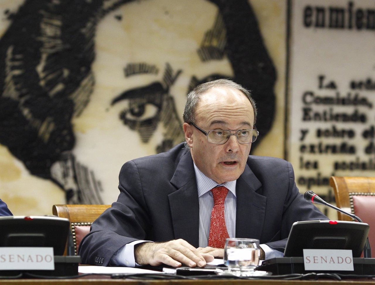 El gobernador del Banco de España, Luis María Linde, en el Senado