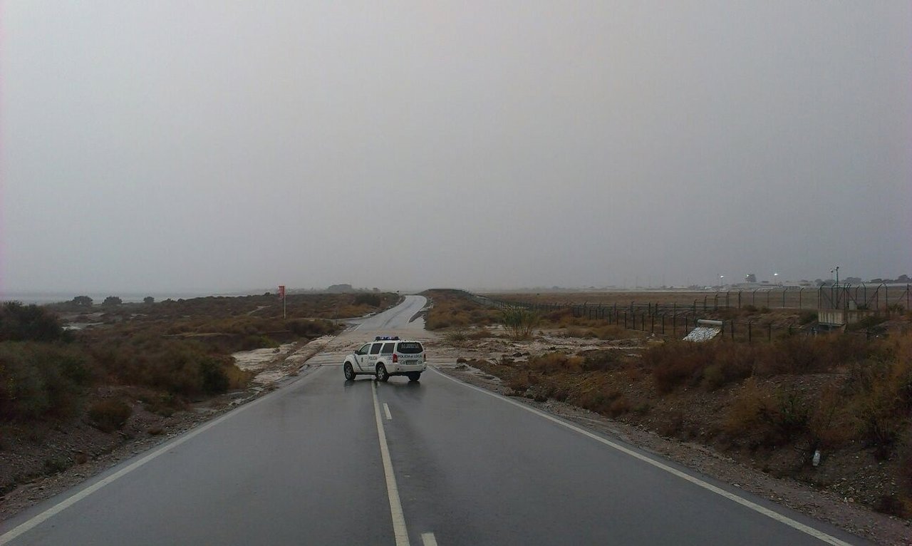 Carretera cortada en la capital por salida de la rambla junto al aeropuerto