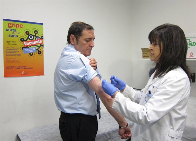 El consejero de Sanidad se vacuna contra la gripe