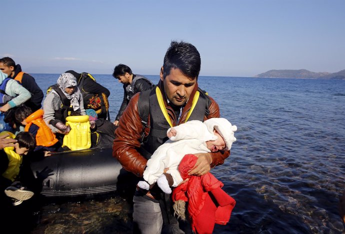 Un refugiado afgano llega a la isla griega de Lesbos