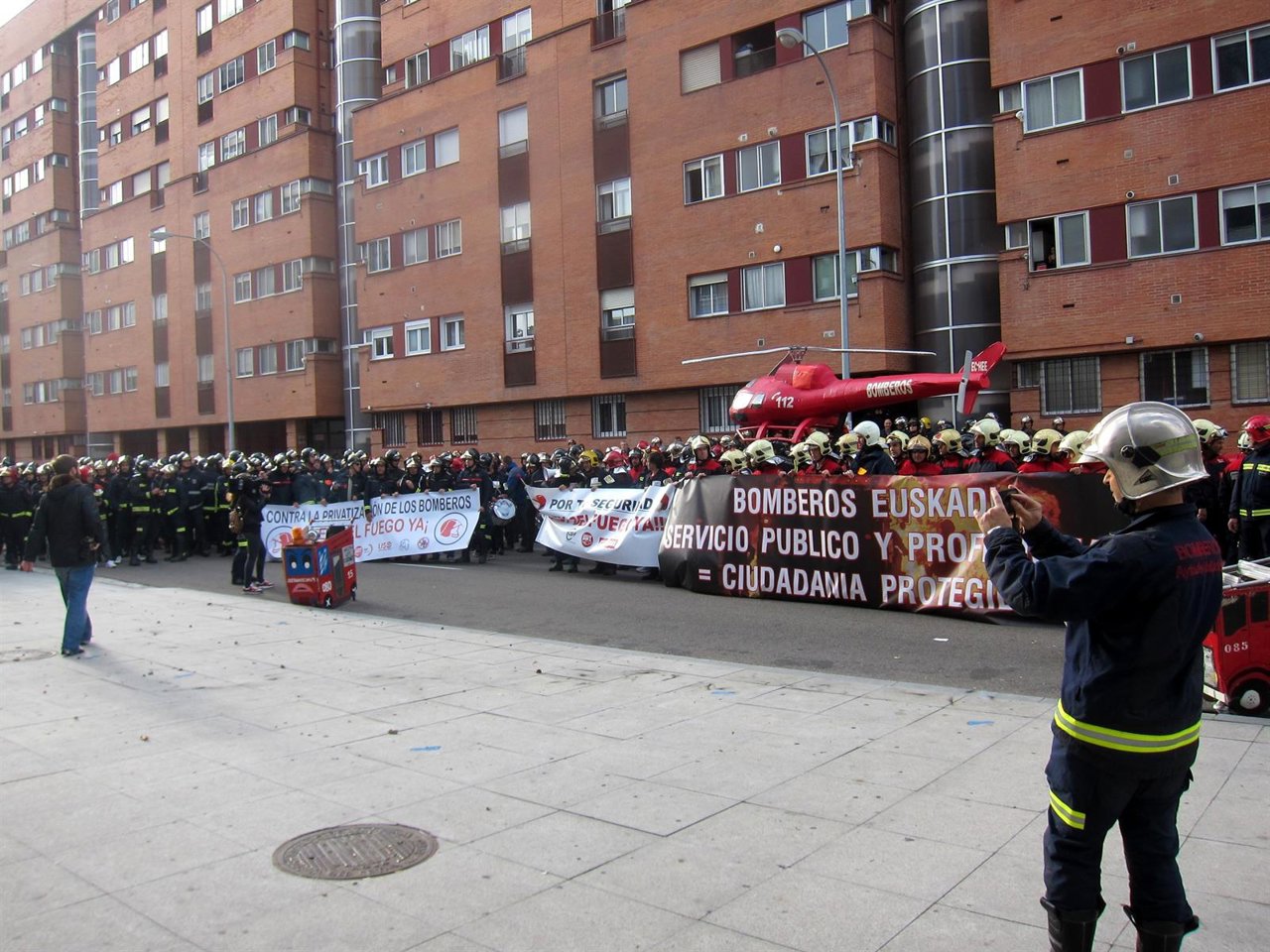 Bomberos de CyL se concentran ante la Consejería de Fomento y Medio Ambiente.