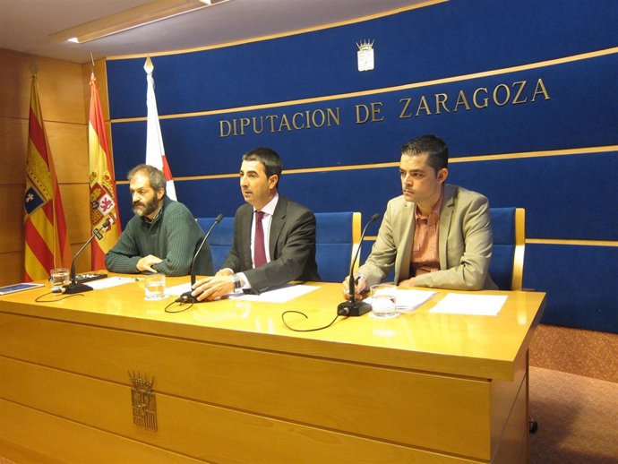 Latorre, Lorente y Baztán han presentado el mercado de proximidad de La Almunia