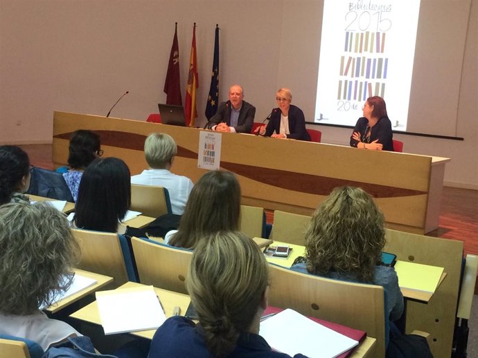La consejera presenta el encuentro de la Red de Bibliotecas de la Región
