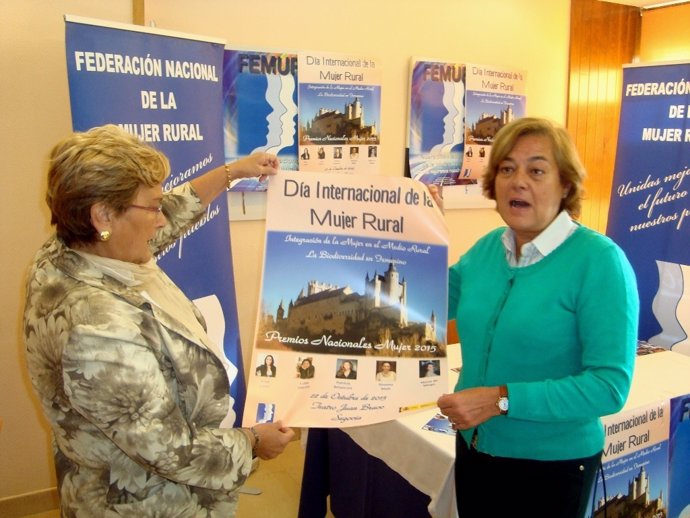 Borrego (i) y García posan con un cartel