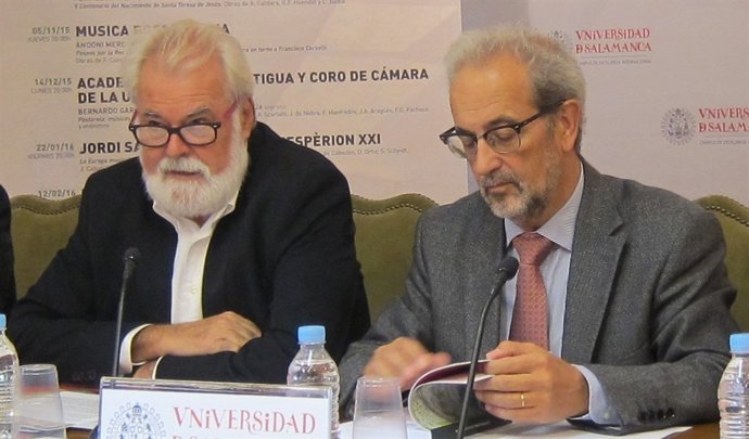 El rector de la USAL, Daniel Hernández (derecha), en un acto en Salamanca