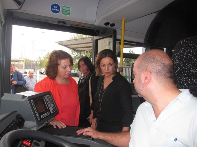 Isabel Ambrosio visita las cocheras de Aucorsa con María José Moros