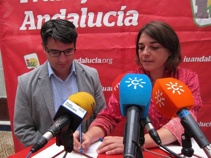 Cortés apunta un dato ante la mirada de García