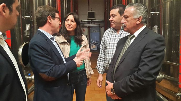 Visita de Dolores López a la cooperativa Ntra. Sra. De la Consolación