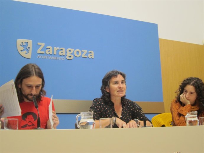 La vicealcaldesa Broto en el centro con Pablo Híjar y Arantza Gracia