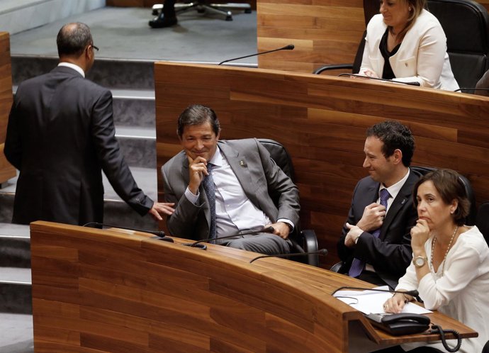 Fernando Lastra, de espalda, tras intervenir