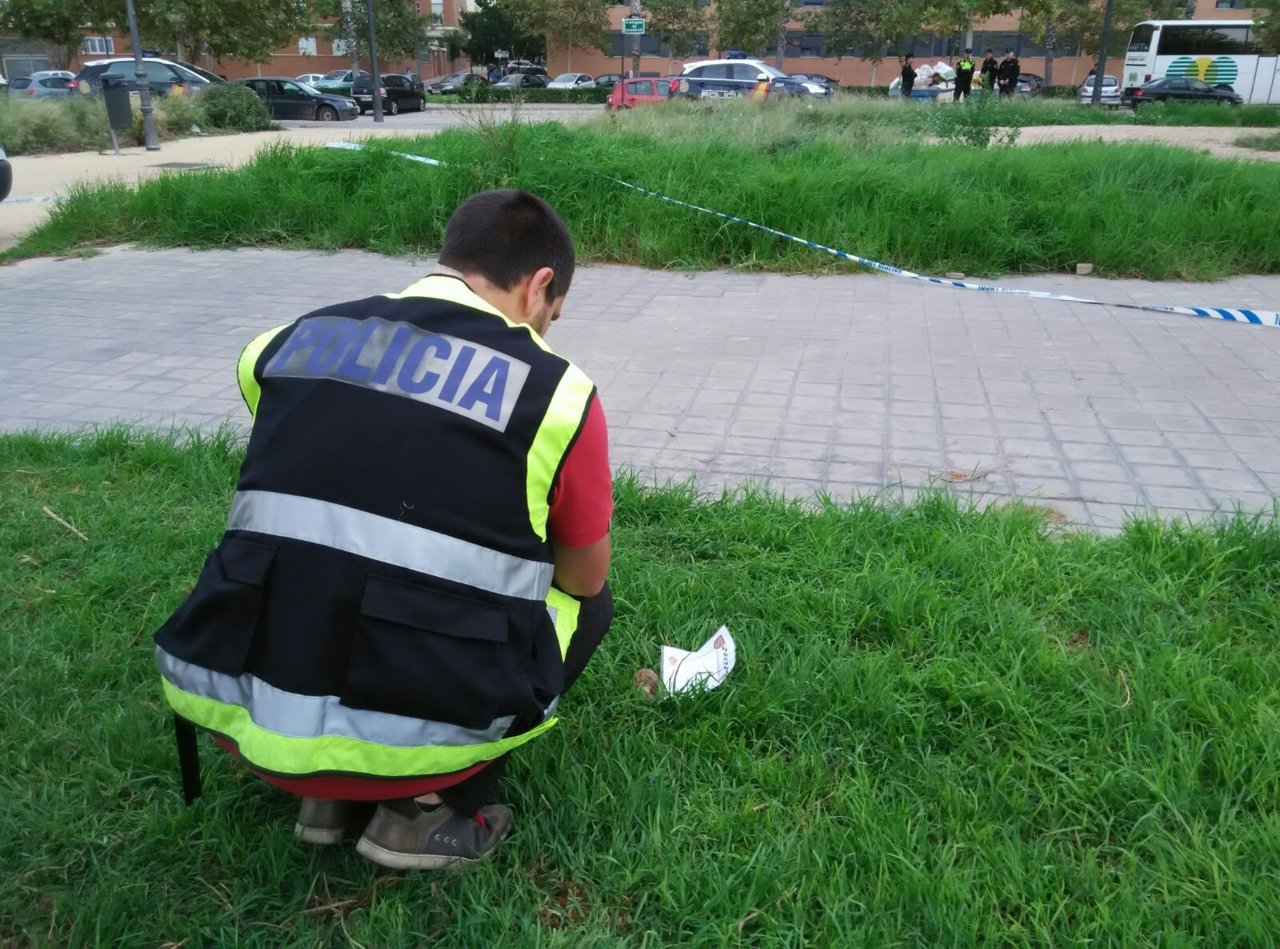 Agente de la Policía trabaja sobre el lugar en el que se encontraba la granada